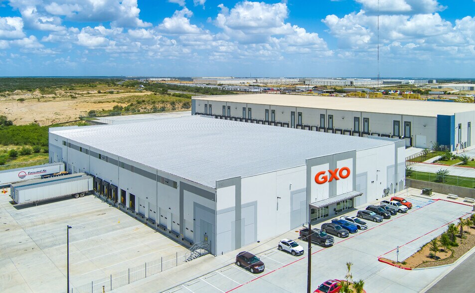 More Photos Of 119 Man United St., Laredo Warehouse For Sale