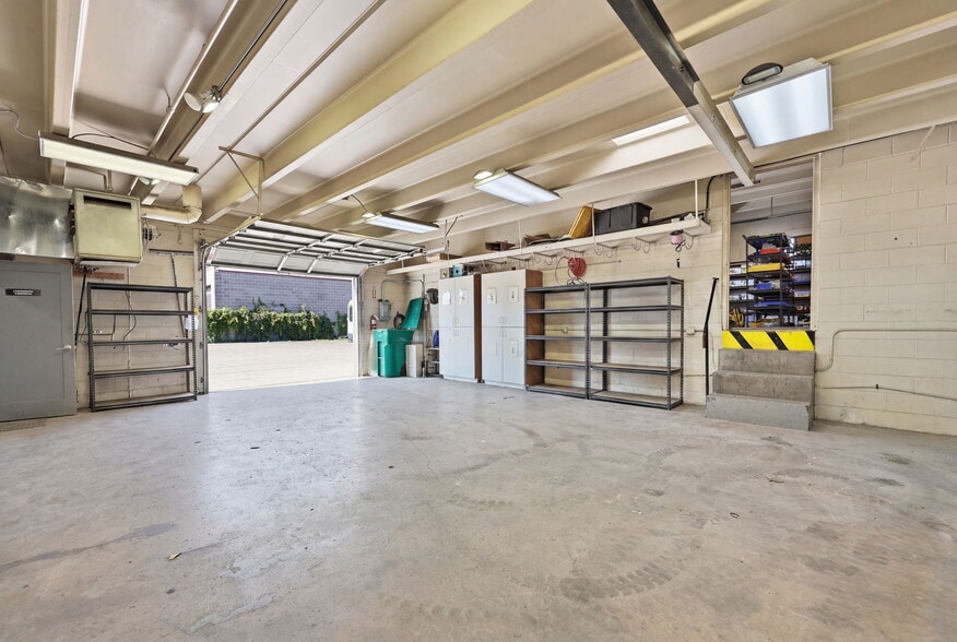 More Photos Of 2311 S Platte River Dr, Denver Showroom For Lease