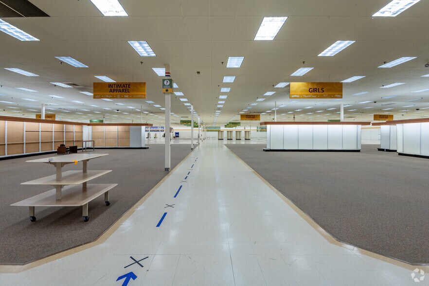 More Photos Of 699 S Green Bay Rd, Neenah Unknown For Lease