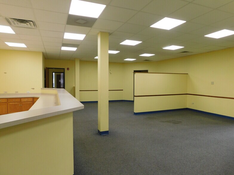 More Photos Of 700 W Jefferson St, Shorewood Office For Lease