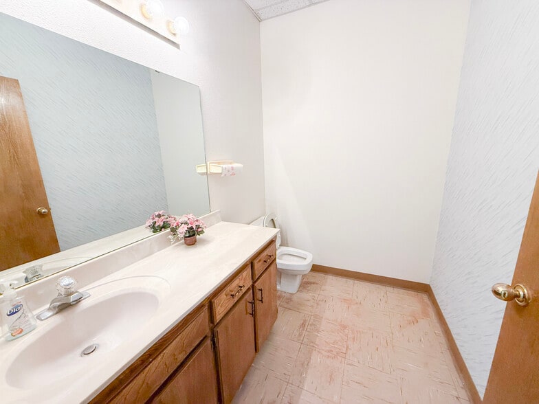 More Photos Of 1901 Carter St, Pampa Office For Sale