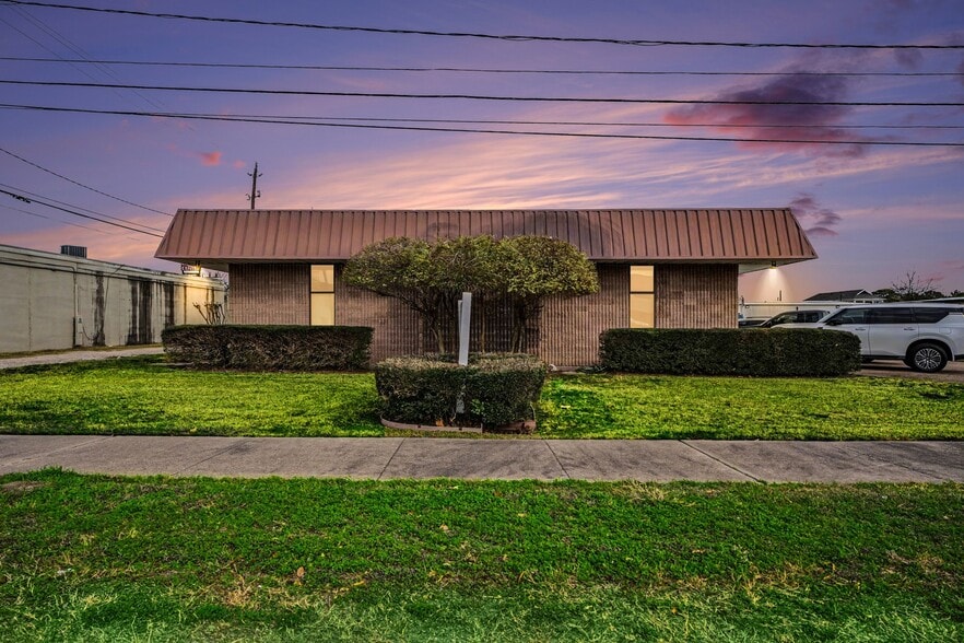 Primary Photo Of 2405 S Grand Blvd, Pearland Office For Sale