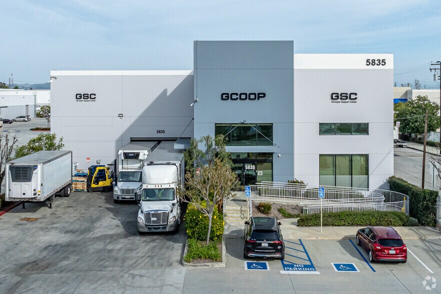 More Photos Of 5849-5853 E 61st St, Commerce Warehouse For Lease