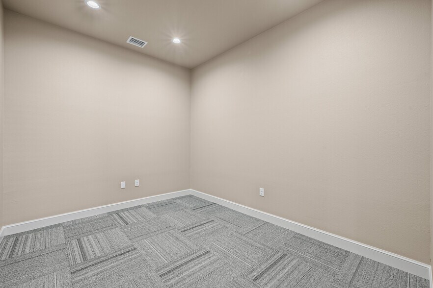 More Photos Of 206 Slide Rd, Lubbock Office For Lease