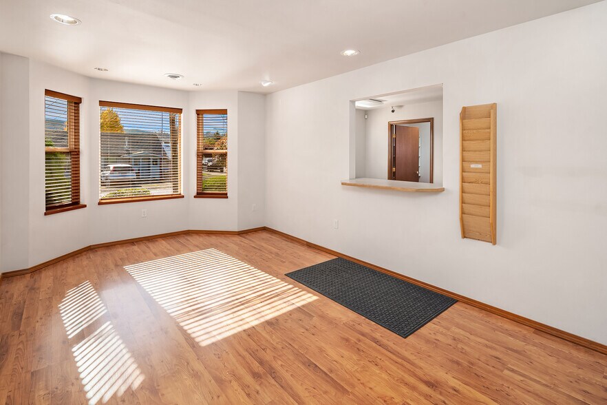 More Photos Of 424 Williams St, Mossyrock Office For Lease