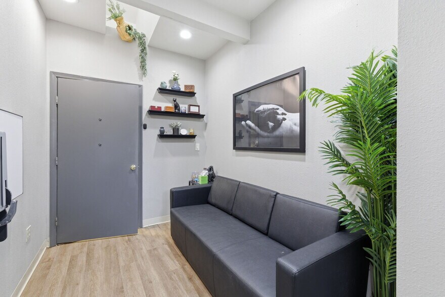 More Photos Of 2558 Thousand Oaks Dr, San Antonio Veterinarian Kennel For Sale