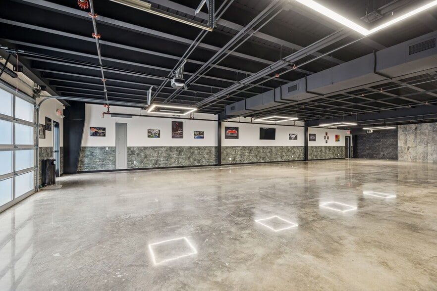 More Photos Of 702 Woodland St, Columbia Showroom For Sale