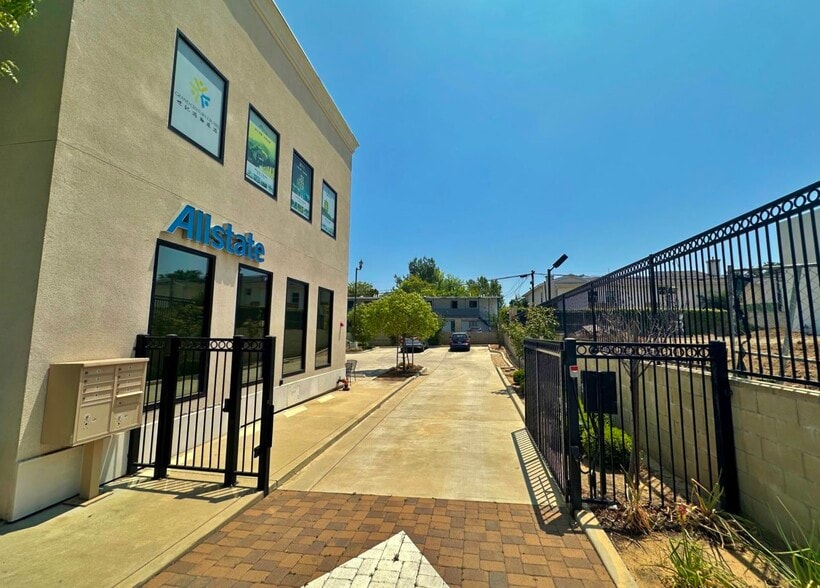 More Photos Of 2956 E Colorado Blvd, Pasadena General Retail For Lease