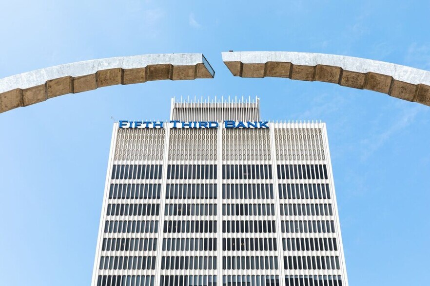 More Photos Of 1 Woodward Ave, Detroit Office For Lease