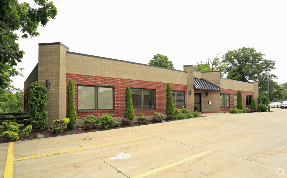 Primary Photo Of 4510 Collins Blvd, Ashtabula Office For Sale