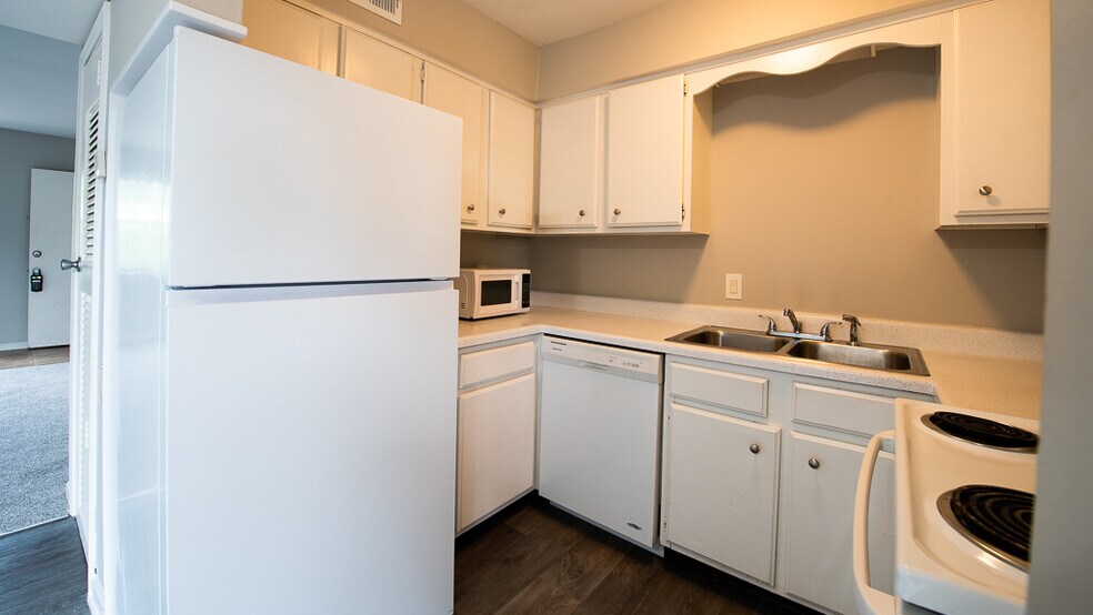 More Photos Of 126 Walton Ferry Rd, Hendersonville Apartments For Sale