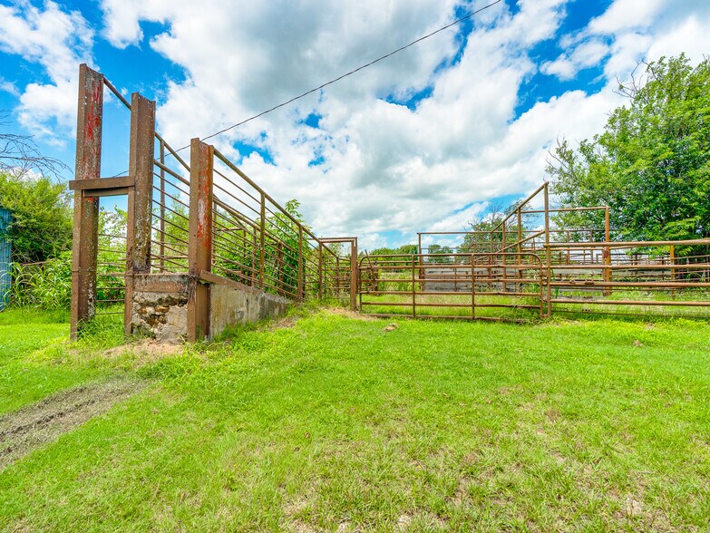 More Photos Of 1853 S Broadway St, Coalgate Flex For Sale