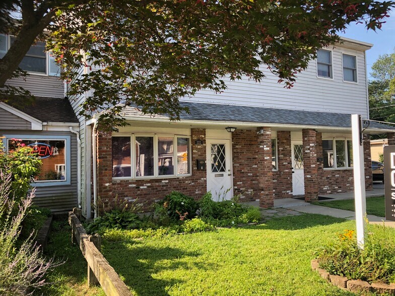 More Photos Of 321 Main St, Cornwall General Retail For Lease