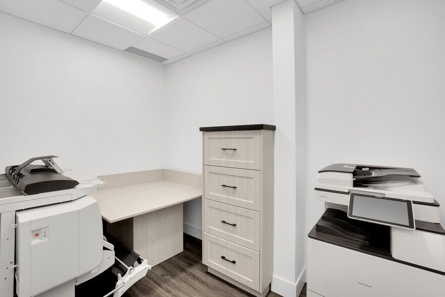 More Photos Of 7611 Pine Valley Dr, Vaughan Storefront Retail Office For Lease