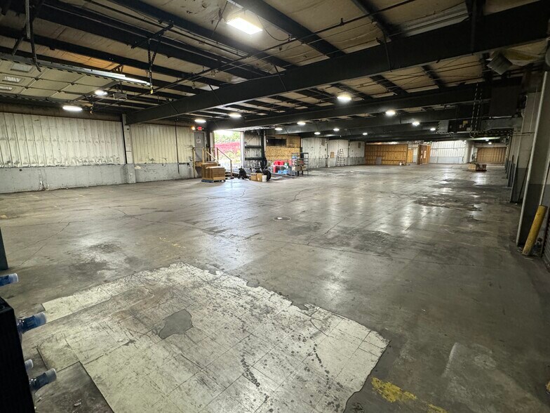 More Photos Of 6704 Pingree Rd, Crystal Lake Manufacturing For Lease
