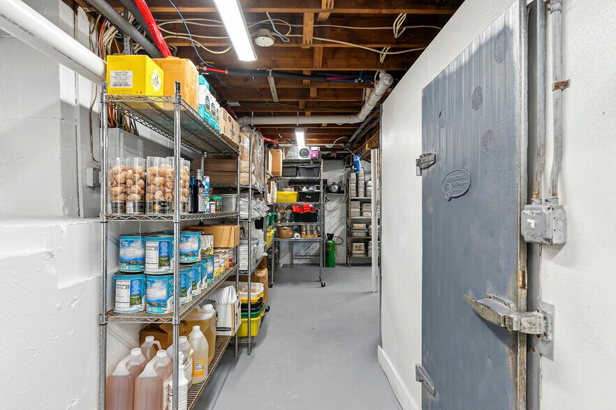 More Photos Of 4 S Elmwood Ave, Montauk Restaurant For Sale