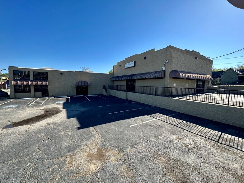 More Photos Of 1680 Broadway, Macon-Bibb Freestanding For Sale