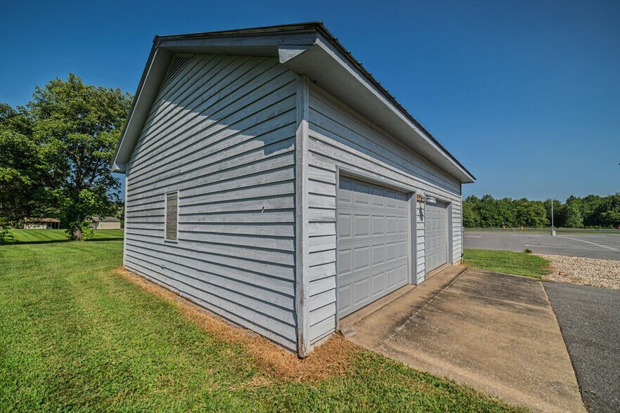 More Photos Of 8705 Cairo Rd, West Paducah Flex For Lease