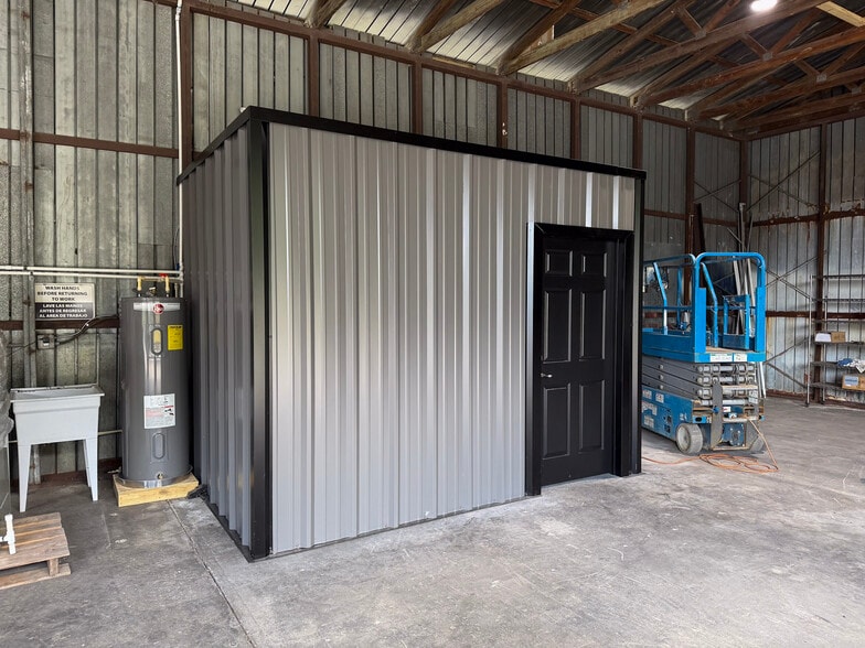 More Photos Of 301 Charlie Griffin Rd, Plant City Flex For Lease