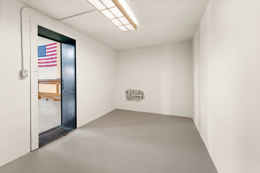 More Photos Of 102 Crosby St, Tekoa Flex For Sale