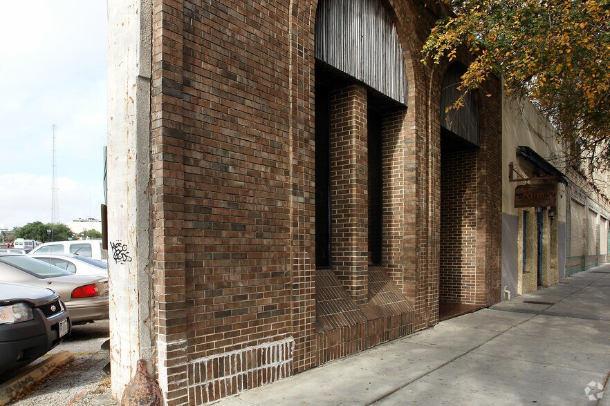 More Photos Of 425-427 S Saint Marys St, San Antonio Storefront Retail Office For Sale