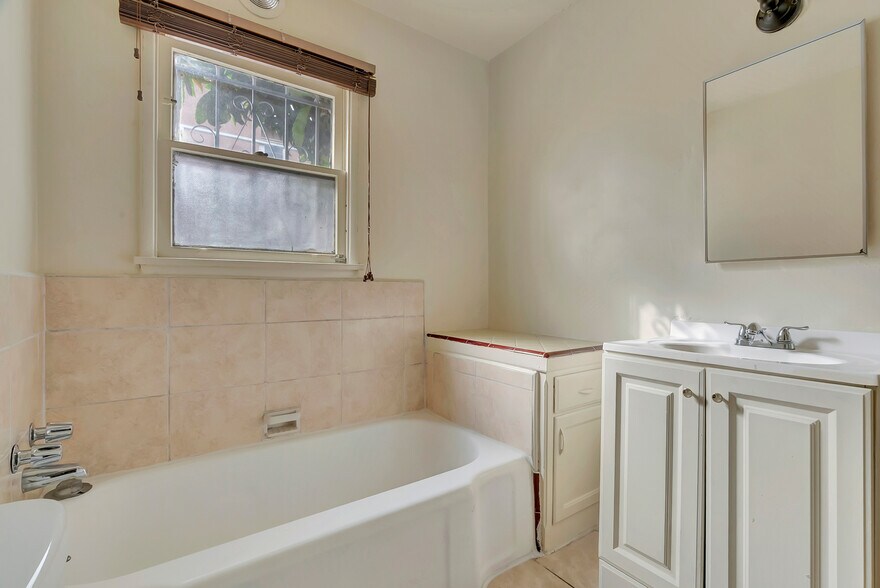 More Photos Of 3725 S Victoria Ave, Los Angeles Multifamily For Sale