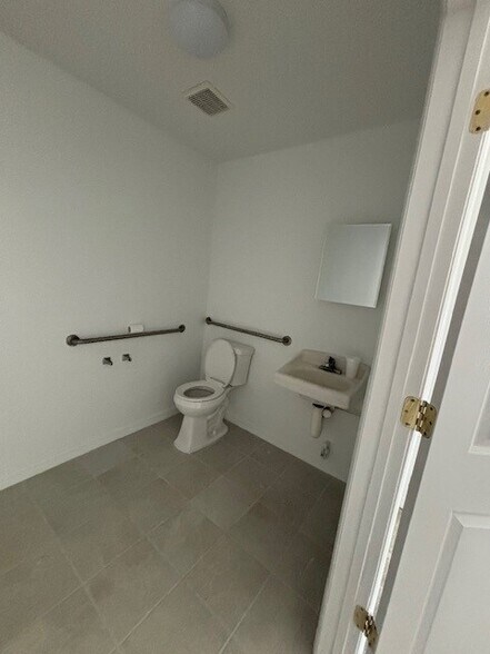 More Photos Of 326 NE 3rd Ave, Cape Coral Warehouse For Lease