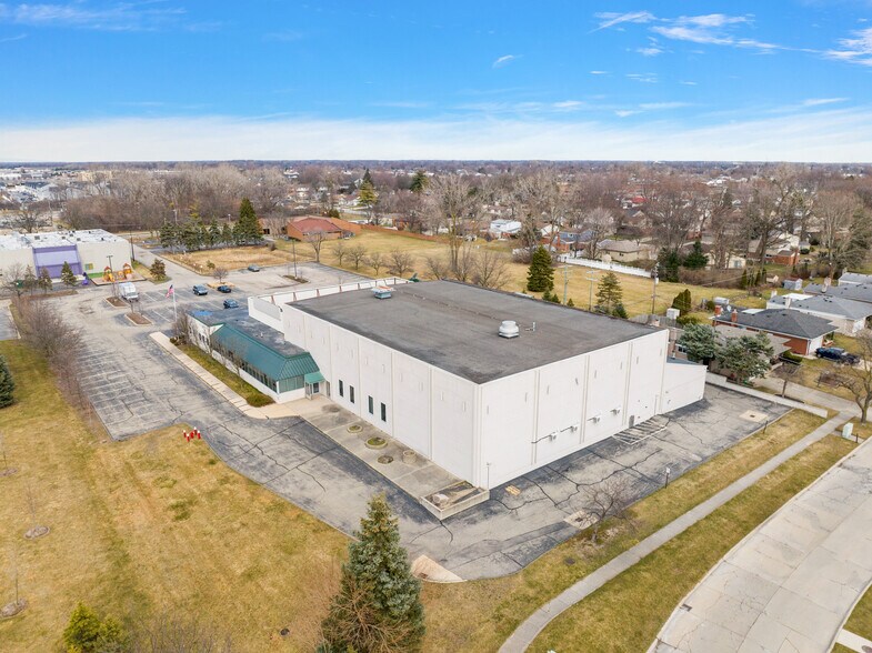 More Photos Of 8220 Irving Rd, Sterling Heights Office For Sale