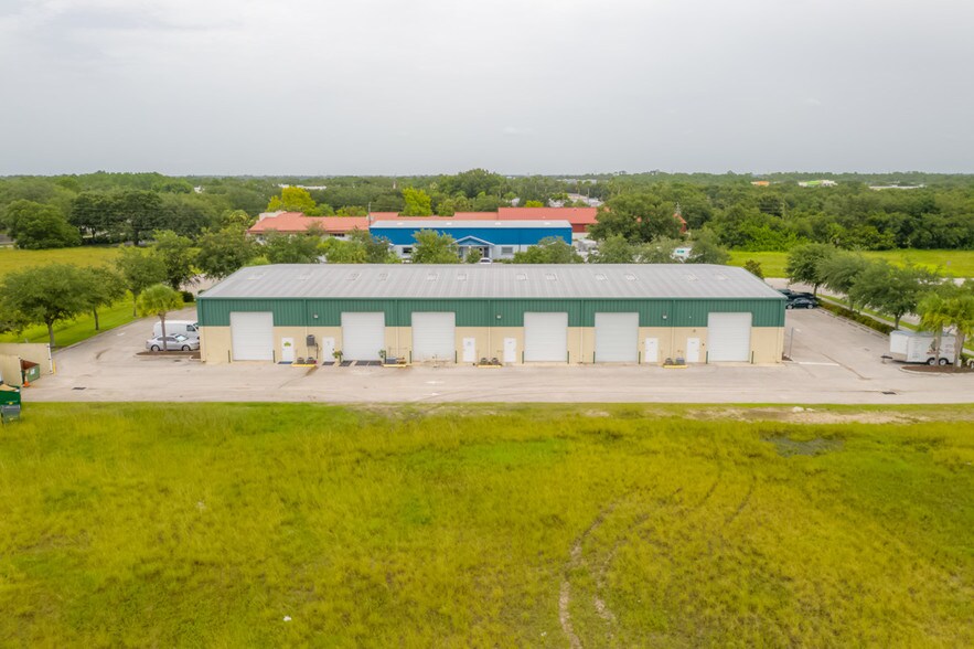 More Photos Of 8120-8130 Uzita Dr, Sarasota Flex For Lease