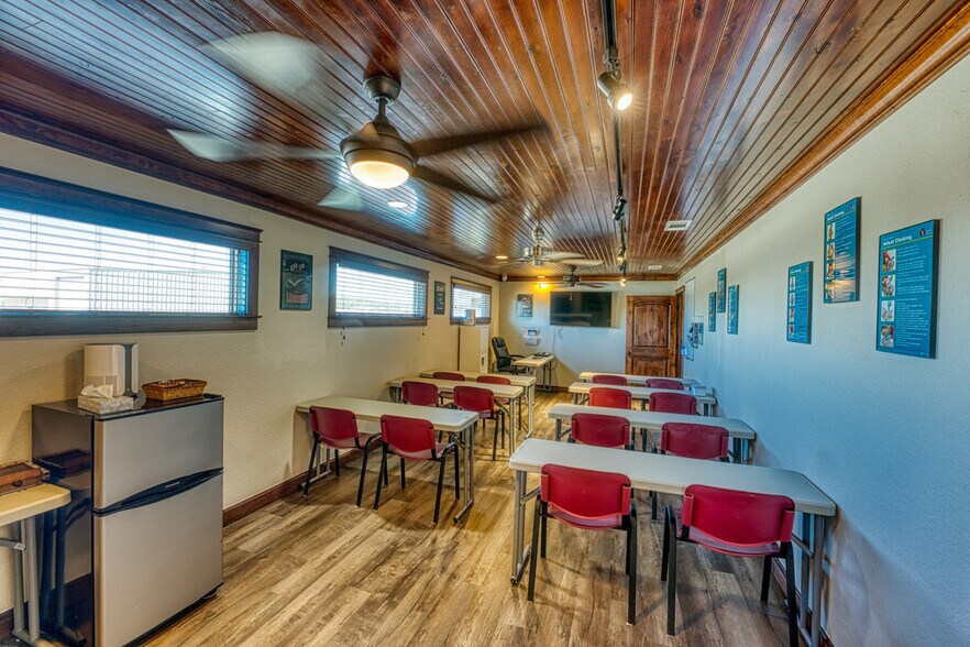 More Photos Of 320 Southland Dr, Burnet Office For Sale