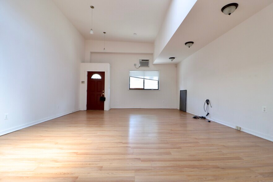 More Photos Of 6733 Central Ave, Glendale General Retail For Lease