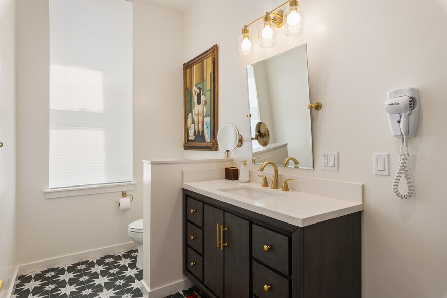 More Photos Of 302 N Main St, Lakeport Storefront For Sale