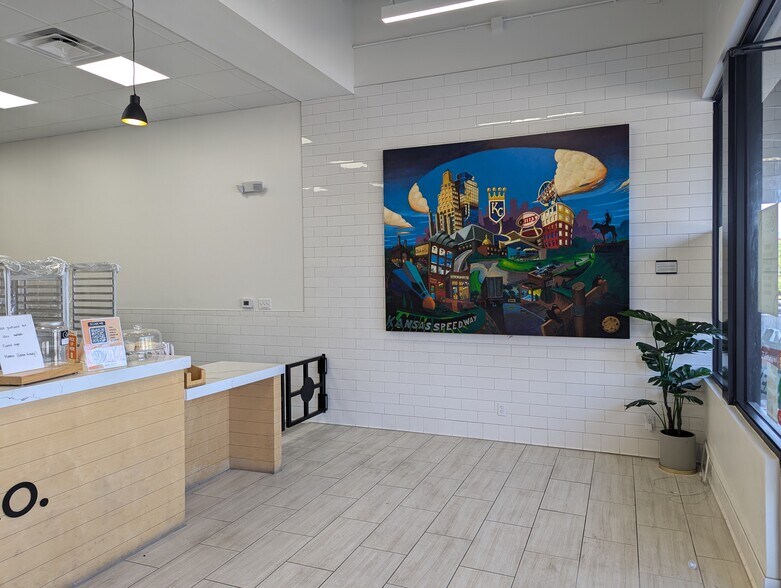 More Photos Of 13123 State Line Rd, Kansas City General Retail For Lease