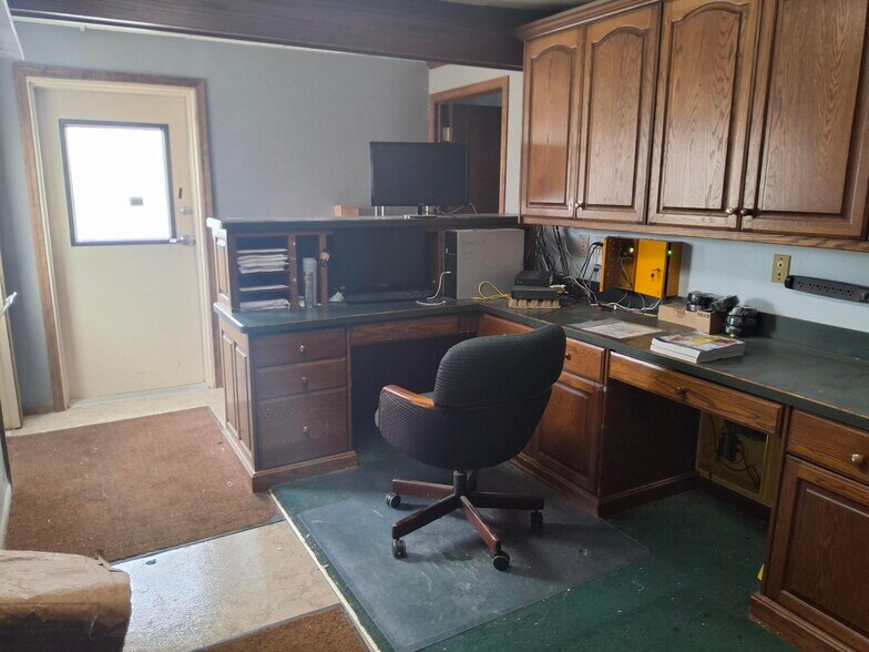 More Photos Of 235 SW Gage Blvd, Topeka Self Storage For Lease
