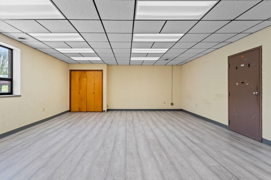 More Photos Of 63 Barlow Rd, Binghamton Distribution For Lease