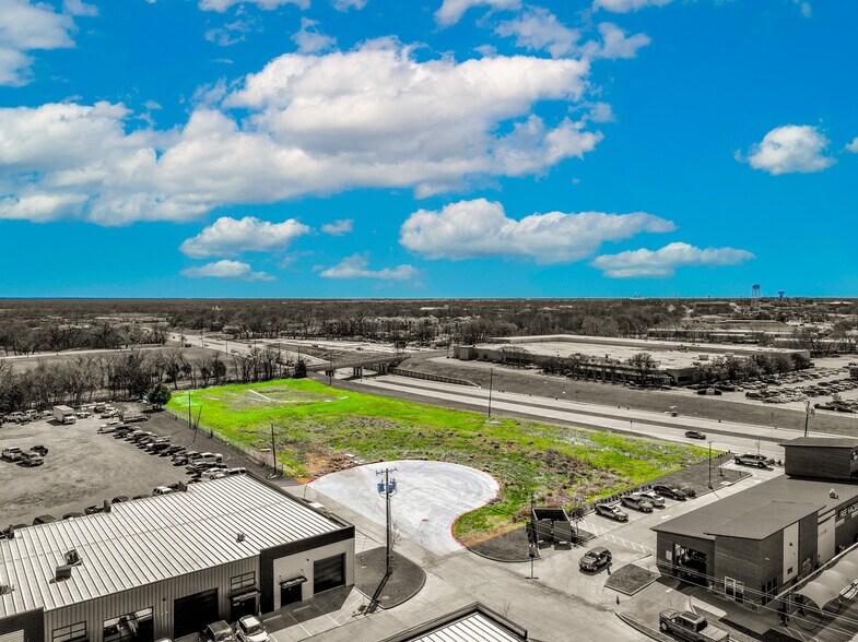 More Photos Of 551 University Dr, McKinney Showroom For Lease