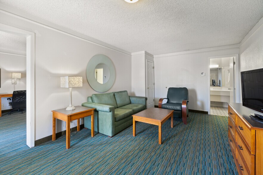 More Photos Of 2510 W Greenway Rd, Phoenix Hotel For Sale