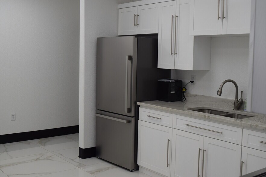 More Photos Of 6306 County 122 Rd, Midland Distribution For Lease