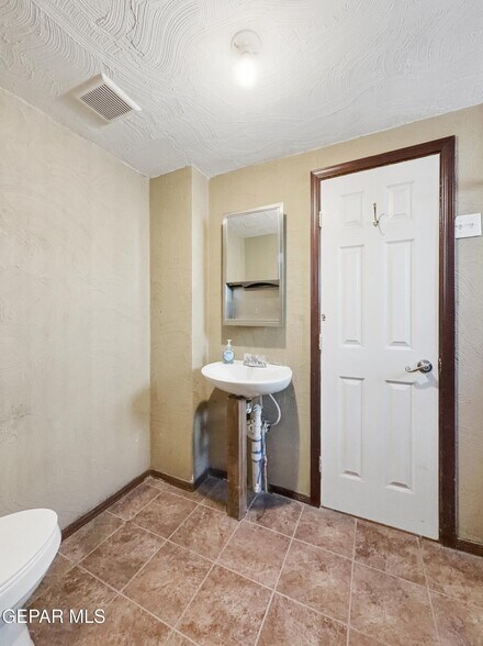 More Photos Of 2201 Texas Ave, El Paso Warehouse For Sale