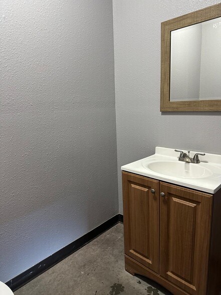 More Photos Of 11663 Rick St, Odessa Industrial For Lease