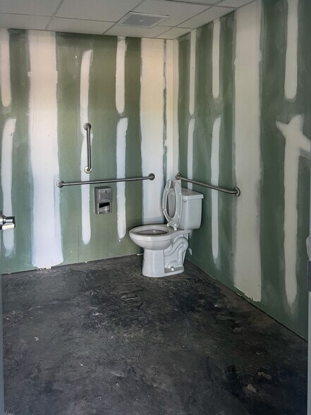 More Photos Of 1861 Ashley River Rd, Charleston Self Storage For Lease