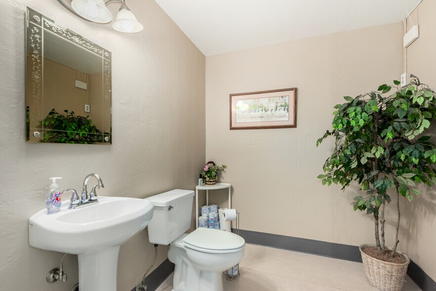 More Photos Of 20 W Dunlap Rd, Phoenix Veterinarian Kennel For Sale