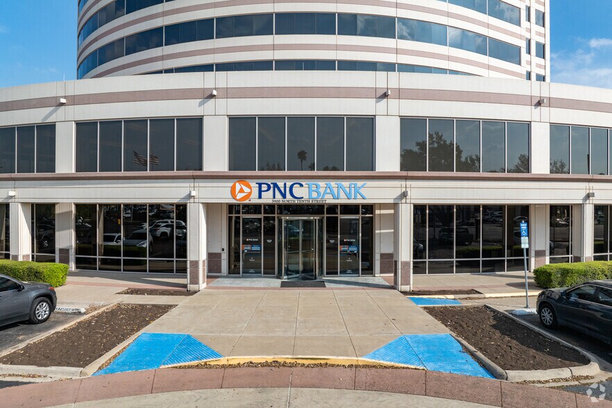 More Photos Of 3900 N 10th St, McAllen Office For Lease