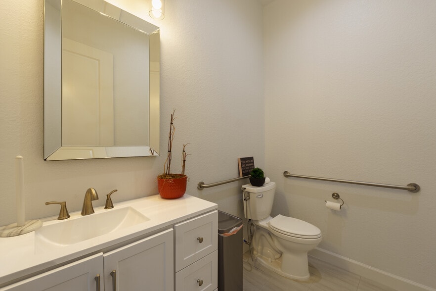 More Photos Of 12250 Queenston Blvd, Houston Office For Sale