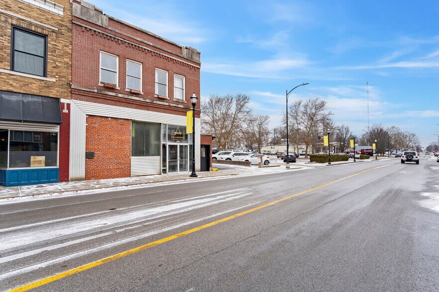 More Photos Of 408 W Walnut St, Springfield Storefront Retail Residential For Lease