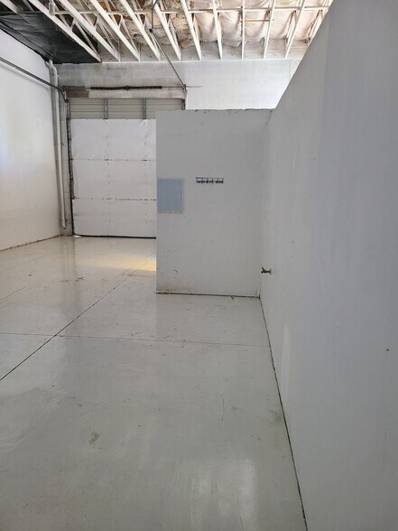 More Photos Of 120-140 Riverside Rd, Mesquite Showroom For Lease