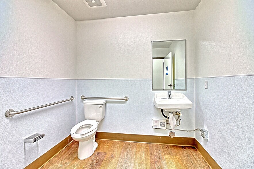 More Photos Of 4483 McGrath St, Ventura Service For Lease