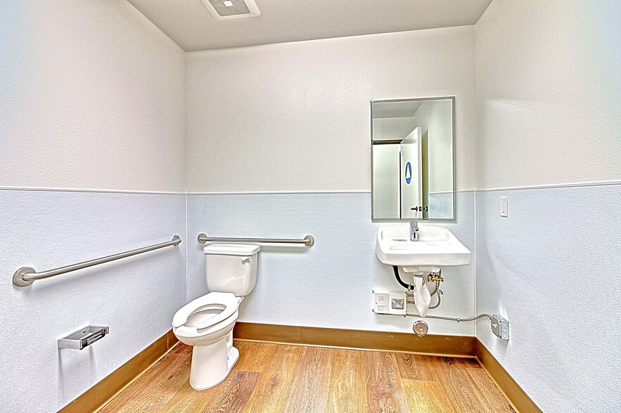 More Photos Of 4483 McGrath St, Ventura Service For Lease