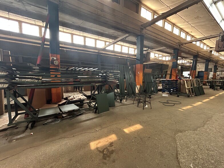 More Photos Of 5504 N Northwest Hwy, Chicago Manufacturing For Sale