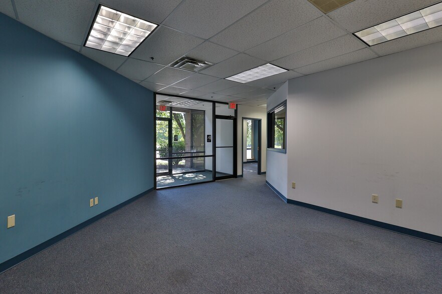 More Photos Of 1525 Valley Center Pky, Bethlehem Unknown For Lease